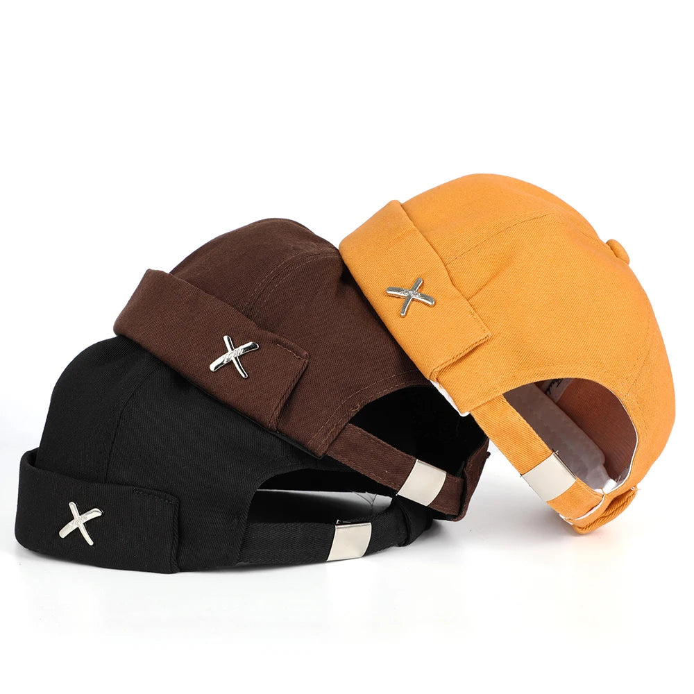 Czapka męska z regulacją wielkości i srebrnym znaczkiem