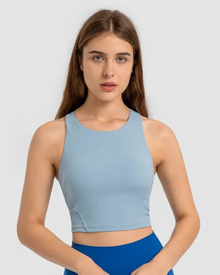 Sportowy top damski na grubszych ramiączkach o dopasowanym kroju