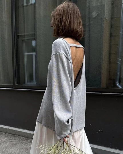 Sweter damski oversize z odkrytymi plecami – miękka gładka dzianina, długi rękaw