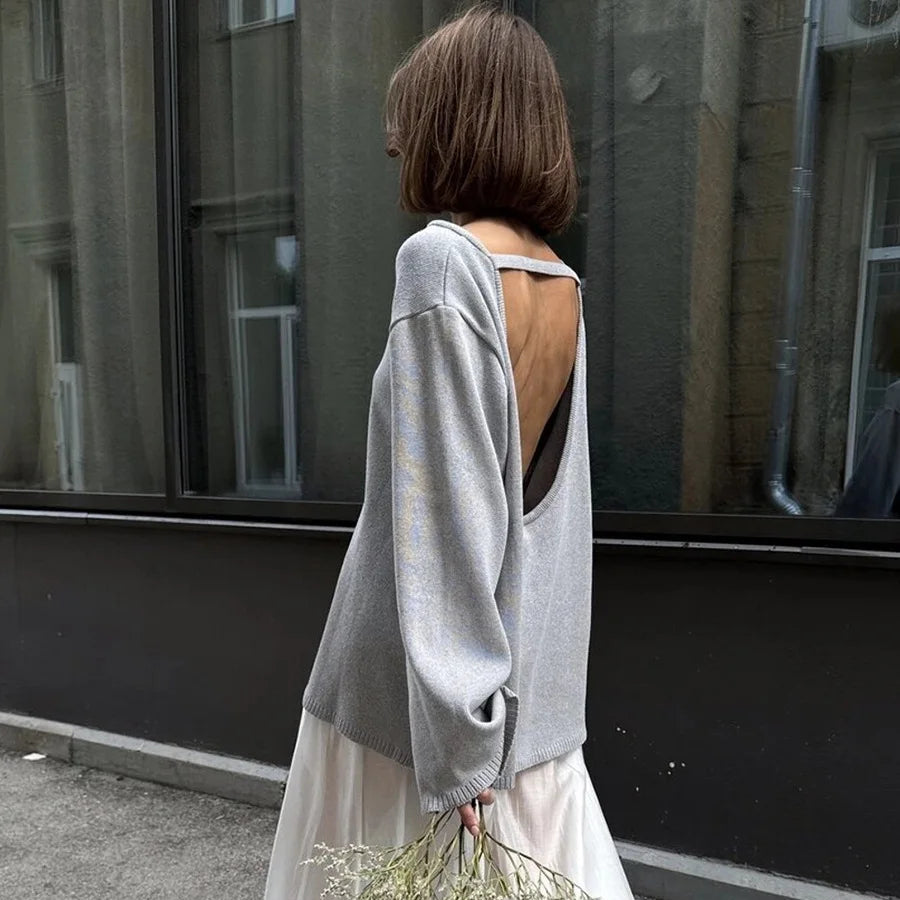 Sweter damski oversize z odkrytymi plecami – miękka gładka dzianina, długi rękaw