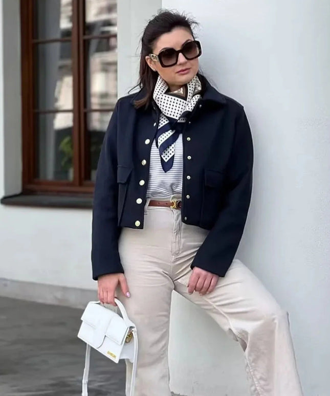 Elegancka damska kurtka przejściowa z kołnierzykiem i modnymi guzikami