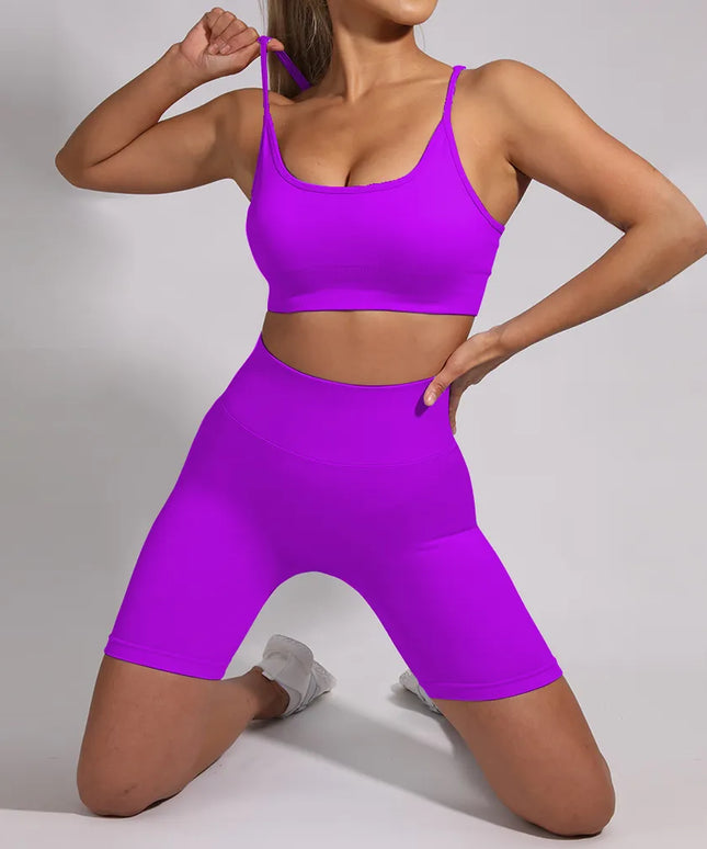 Sportowy komplet damski bezszwowy z biustonoszem i krótkim legginsami push up