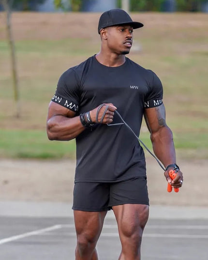 Sportowa koszulka męska z szybkoschnącego materiału