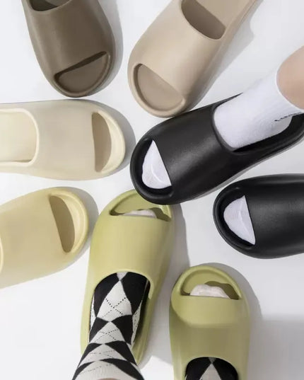 Modne klapki piankowe z szerokim paskiem