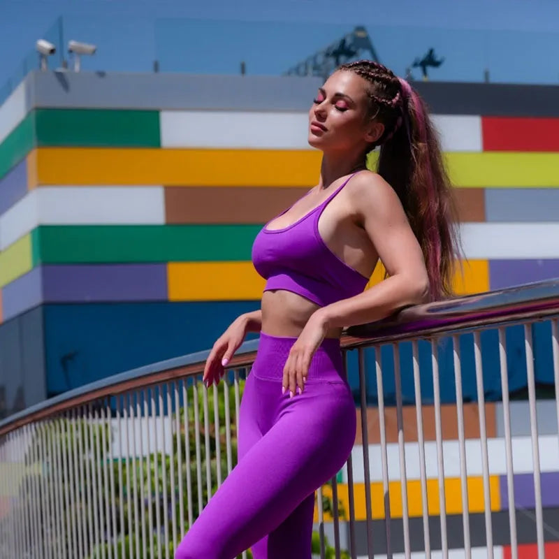 Sportowy komplet damski bezszwowy z biustonoszem i legginsami push up