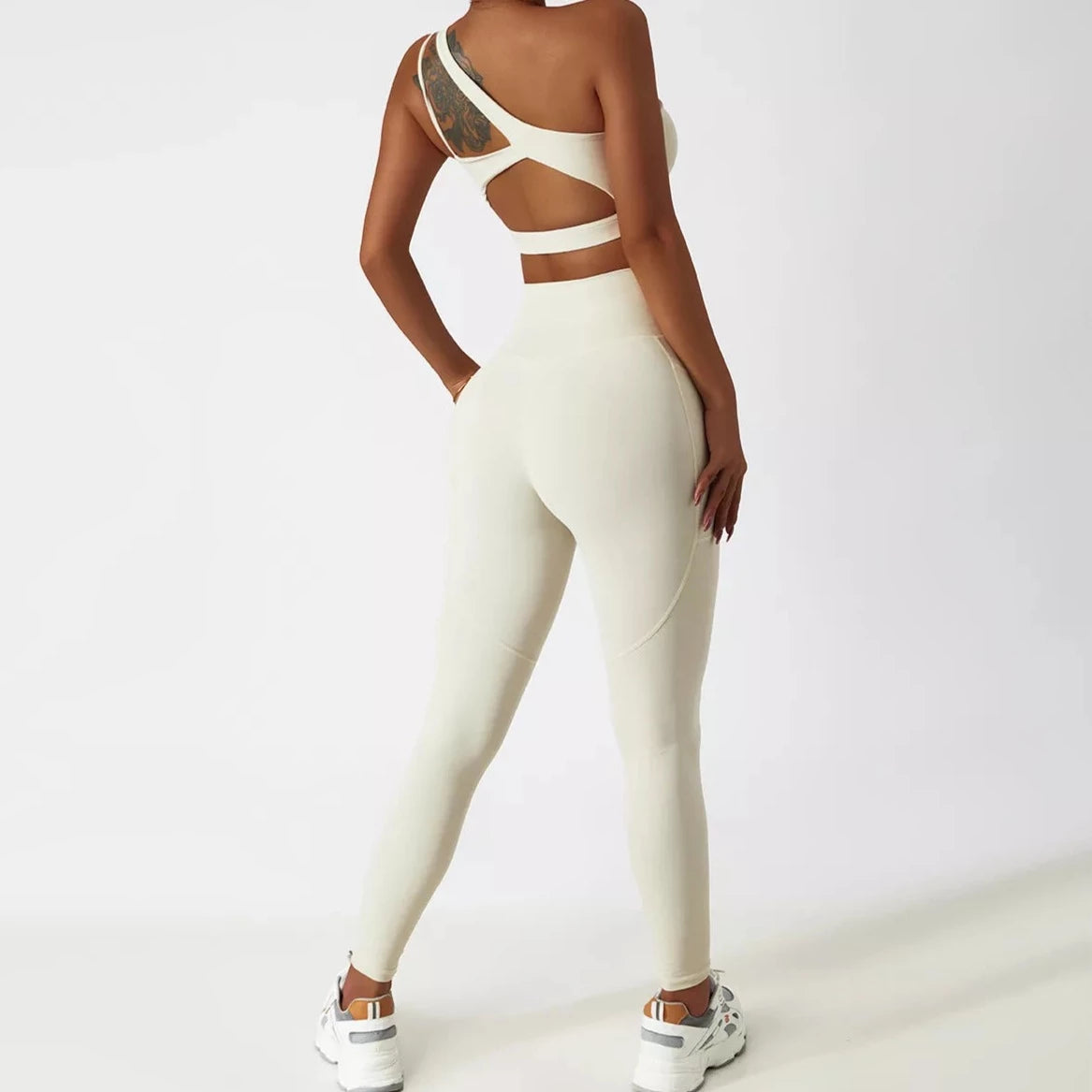 Sportowy komplet damski z asymetrycznym biustonoszem