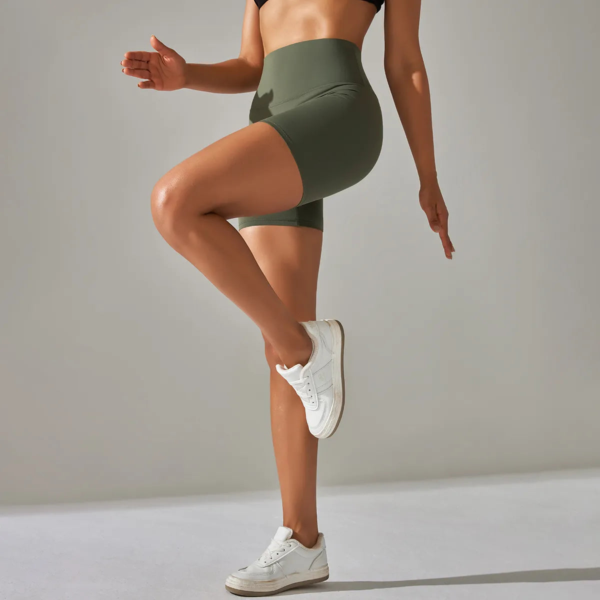 Sportowe legginsy damskie o krótkim kroju