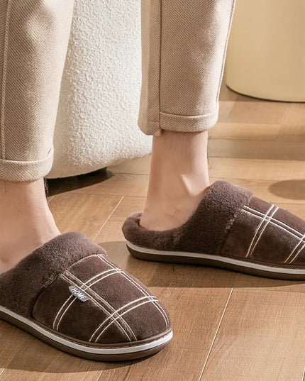 Klapki z motywem kraty i ociepleniem