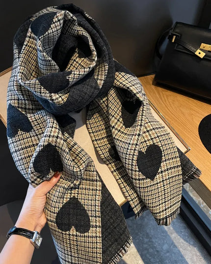 Szalik damski z motywem serc