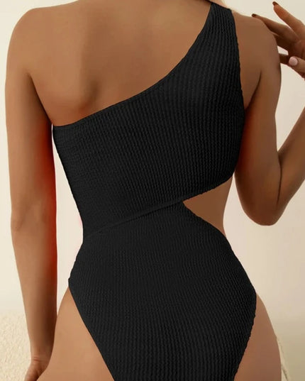 Jednoczęściowy strój kąpielowy asymetryczny z wycięciem na boku