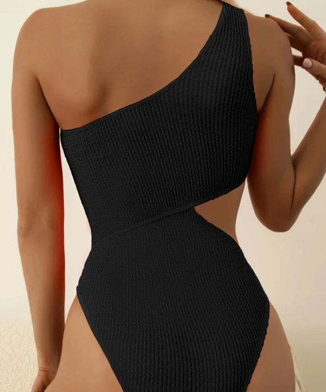 Jednoczęściowy strój kąpielowy asymetryczny z wycięciem na boku