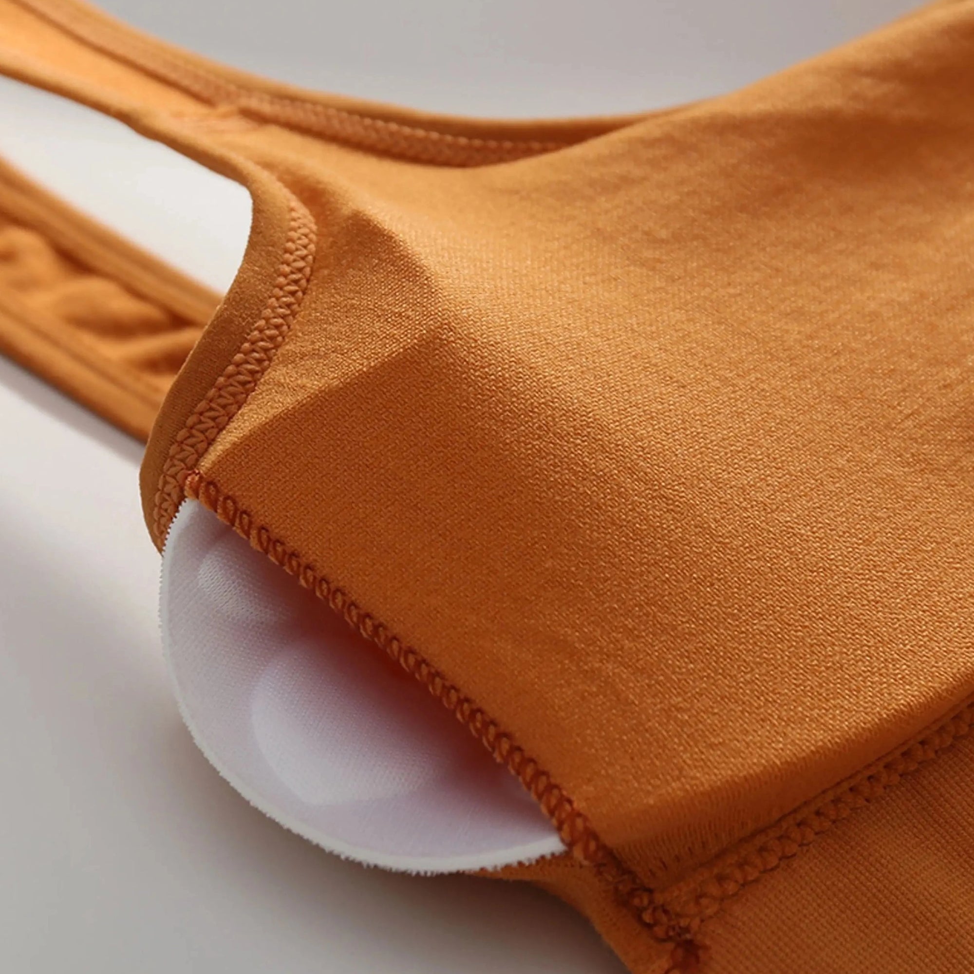 Sportowy biustonosz z przedłużanym dołem