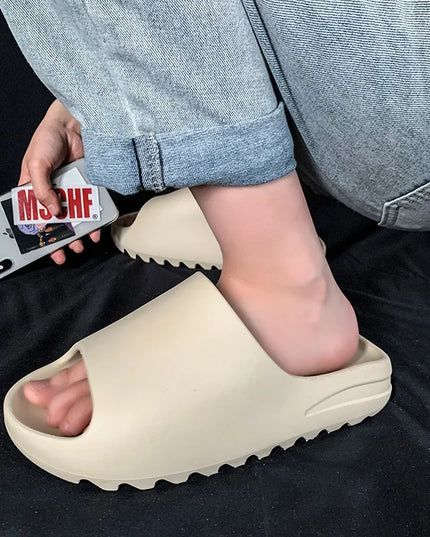 Modne klapki piankowe z szerokim paskiem