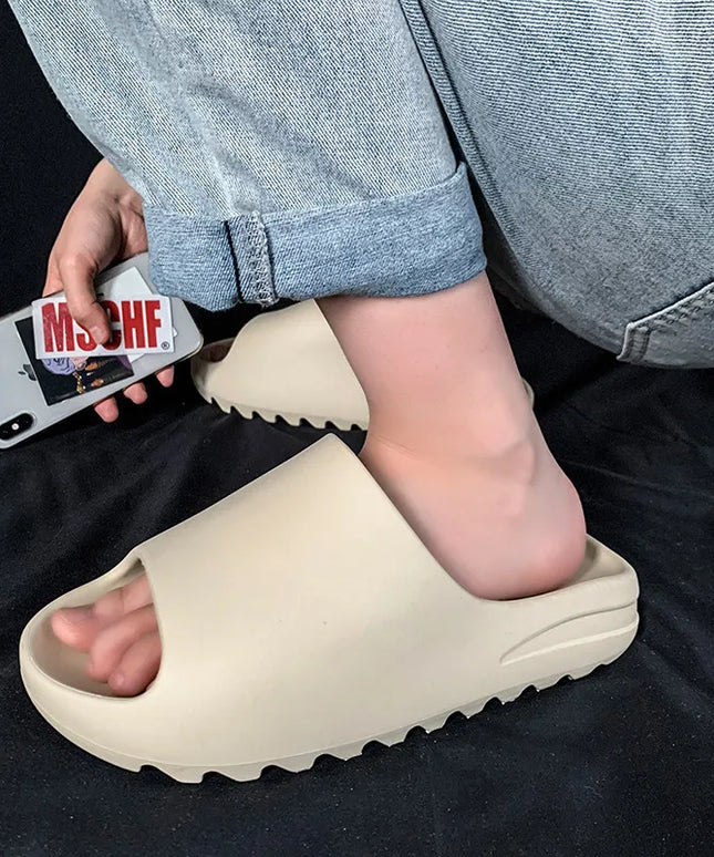 Modne klapki piankowe z szerokim paskiem