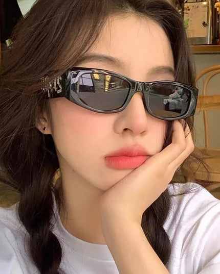 Damskie okulary przeciwsłoneczne w stylu retro z napisem