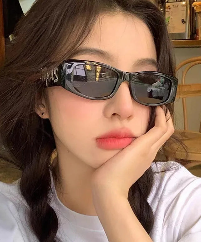 Damskie okulary przeciwsłoneczne w stylu retro z napisem