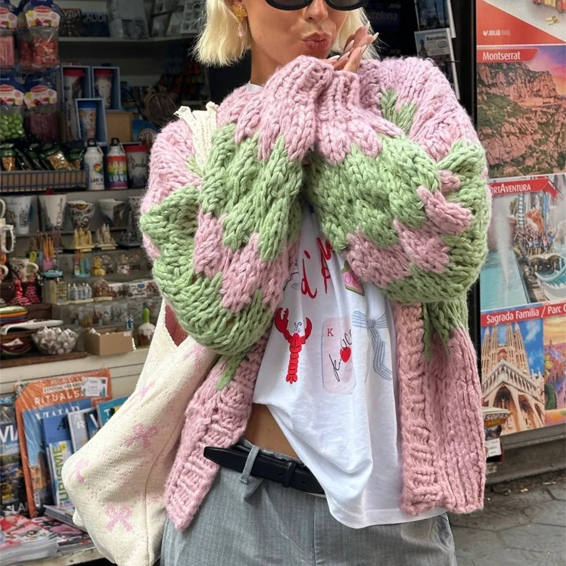 Kolorowy sweter damski oversize z grubym splotem – modny kardigan z długim rękawem
