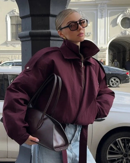 Modowa kurtka przejściowa sznurowana w kolorze wina - krótki płaszczyk ze stójką