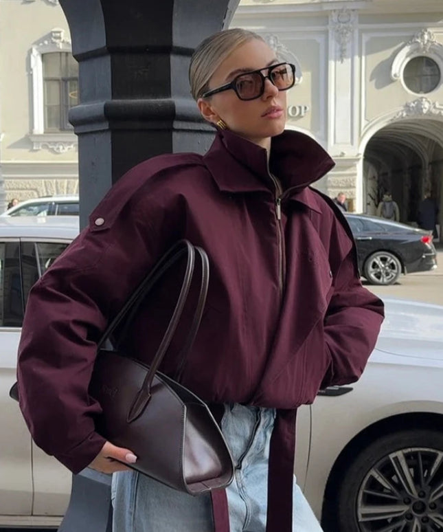 Modowa kurtka przejściowa sznurowana w kolorze wina - krótki płaszczyk ze stójką