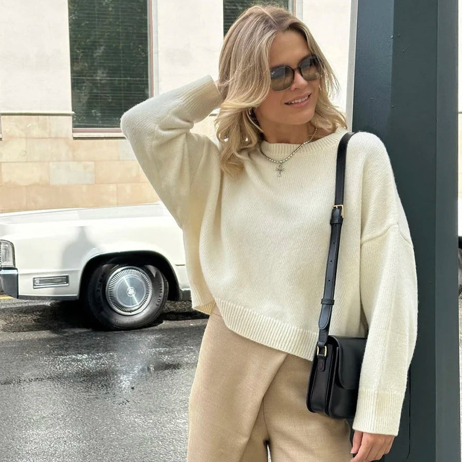 Modny sweter damski o klasycznym kroju