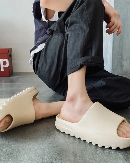 Modne klapki piankowe z szerokim paskiem