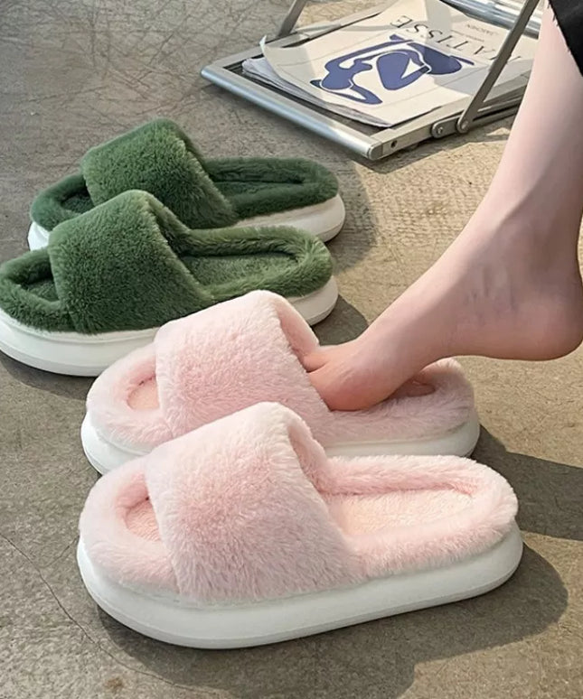 Klapki puszyste na podwyższonej podeszwie