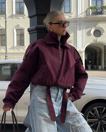 Modowa kurtka przejściowa sznurowana w kolorze wina - krótki płaszczyk ze stójką