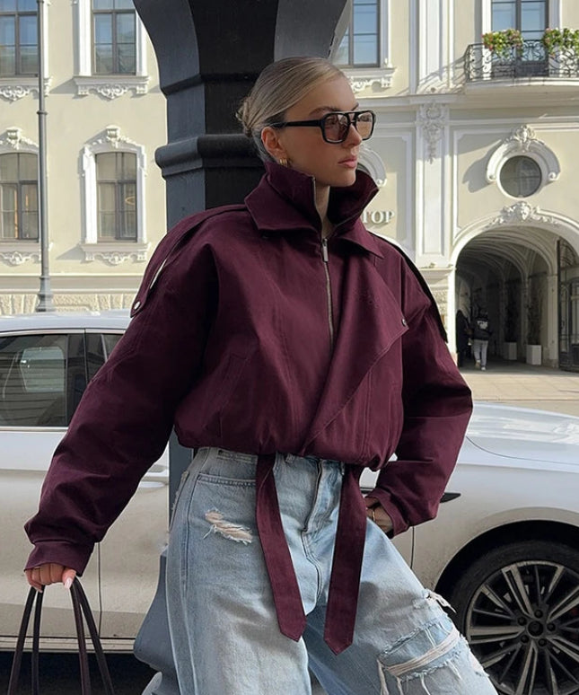 Modowa kurtka przejściowa sznurowana w kolorze wina - krótki płaszczyk ze stójką