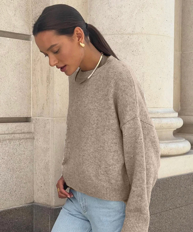 Modny sweter damski o klasycznym kroju