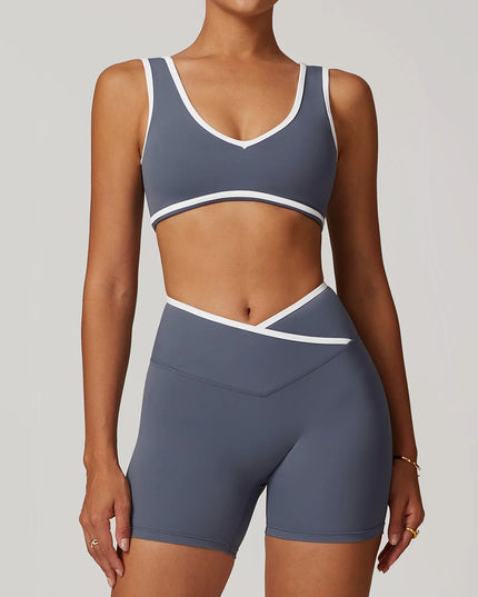 Krótki set z na jogę i pilates z białą lamówką