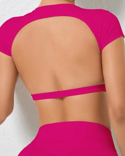 Sportowy top damski z wyciętymi plecami z krótkim rękawem