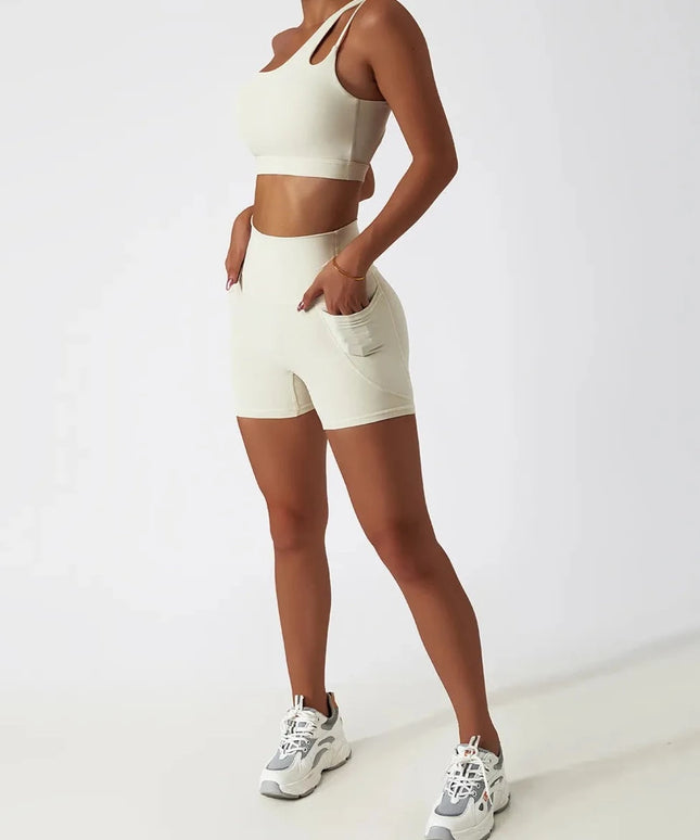 Sportowy komplet damski z krótkimi spodenkami i asymetrycznym biustonoszem