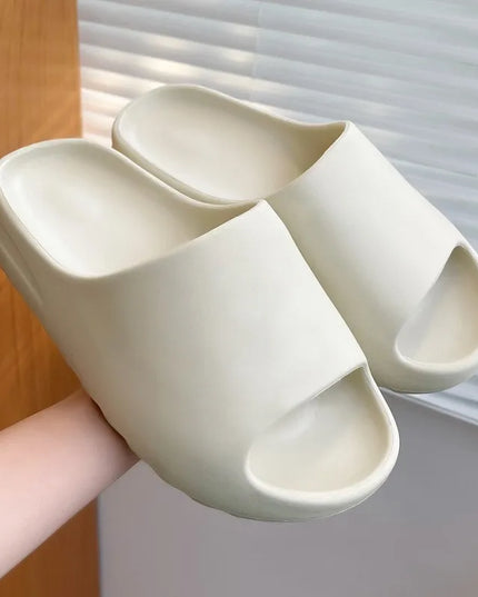 Modne klapki piankowe z szerokim paskiem