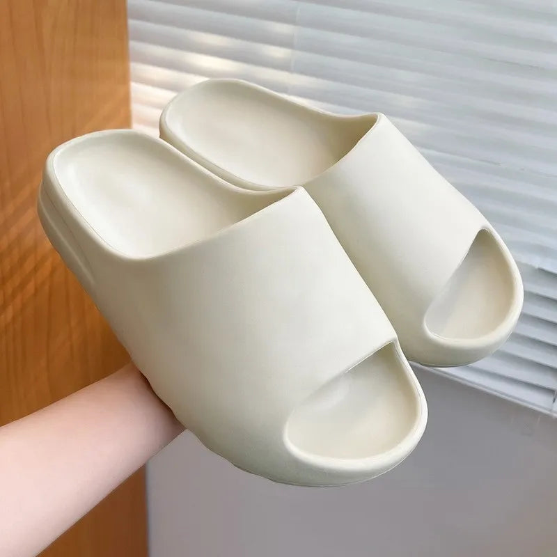 Modne klapki piankowe z szerokim paskiem