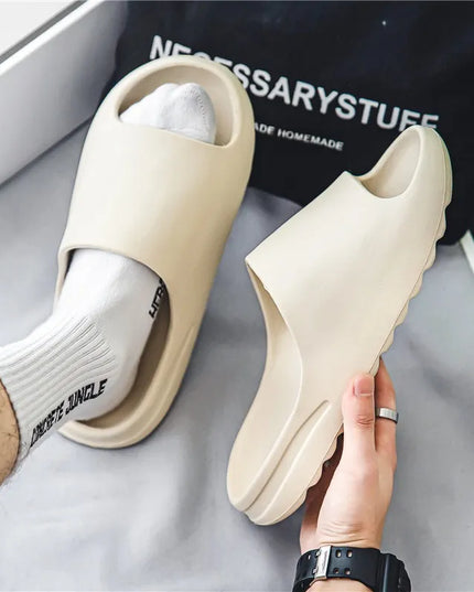 Modne klapki piankowe z szerokim paskiem