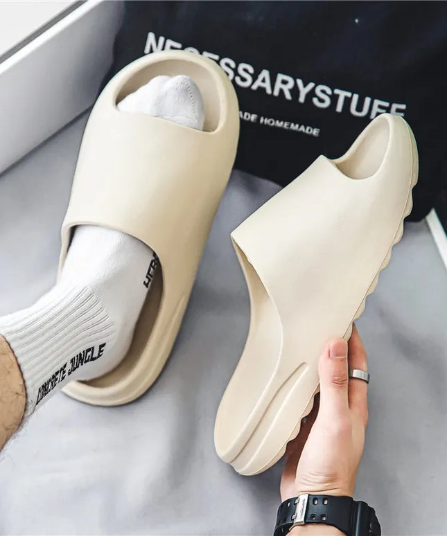 Modne klapki piankowe z szerokim paskiem