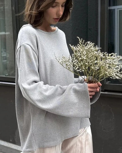 Sweter damski oversize z odkrytymi plecami – miękka gładka dzianina, długi rękaw