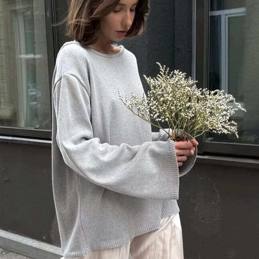Sweter damski oversize z odkrytymi plecami – miękka gładka dzianina, długi rękaw