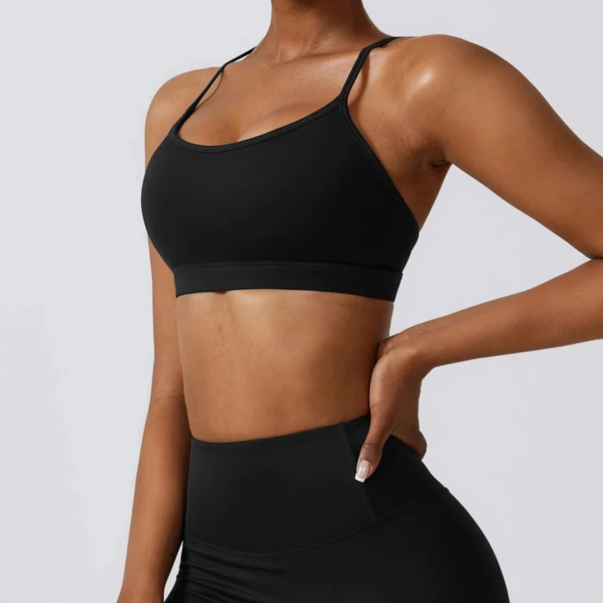 Sportowy komplet damski z biustonoszem ze skrzyżowanymi ramiączkami
