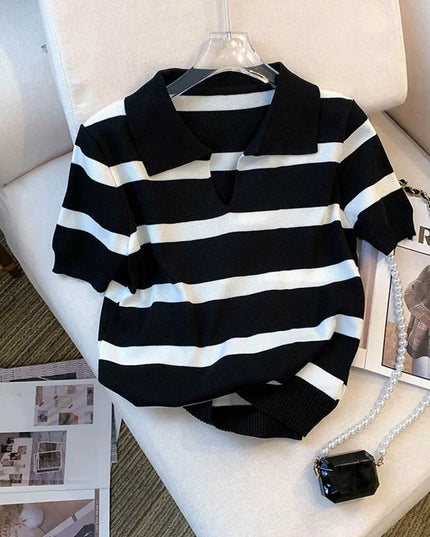 Damski sweter polo z krótkim rękawem w paski o eleganckim kroju