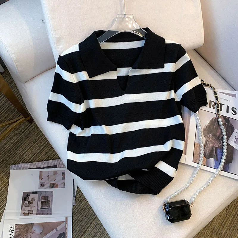 Damski sweter polo z krótkim rękawem w paski o eleganckim kroju