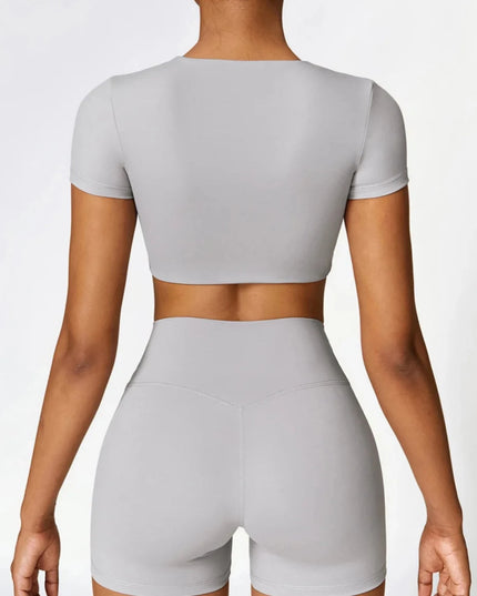 Sportowy komplet damski z dopasowanym topem i krótkimi legginsami