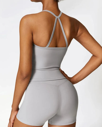 Sportowy komplet damski z topem na ramiączka i krótkimi legginsami