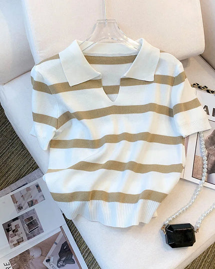 Damski sweter polo z krótkim rękawem w paski o eleganckim kroju