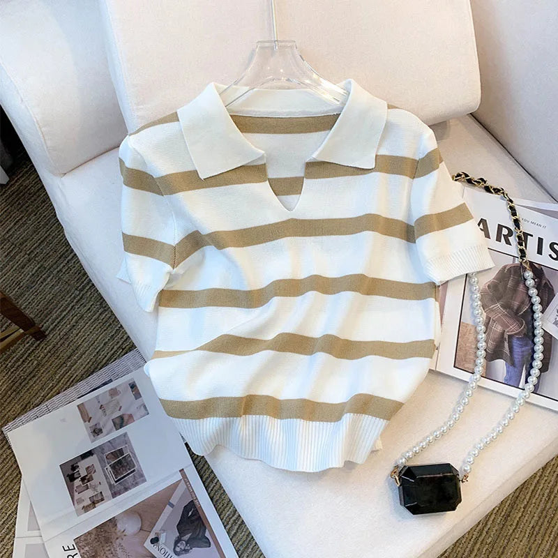 Damski sweter polo z krótkim rękawem w paski o eleganckim kroju