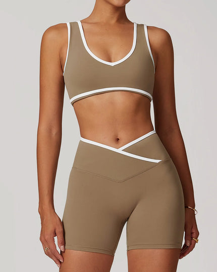 Krótki set z na jogę i pilates z białą lamówką