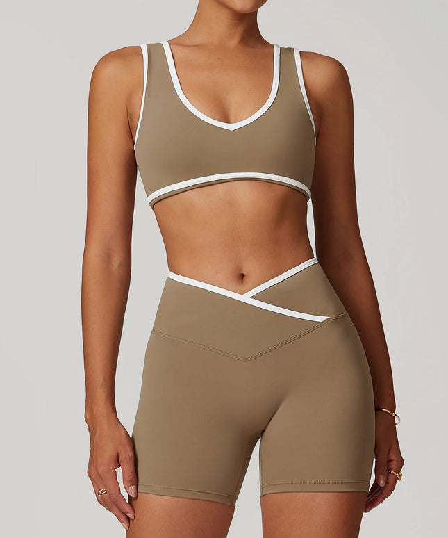 Krótki set z na jogę i pilates z białą lamówką