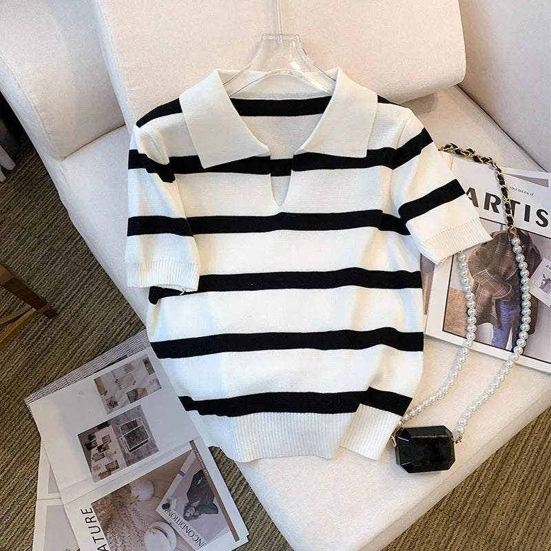 Damski sweter polo z krótkim rękawem w paski o eleganckim kroju