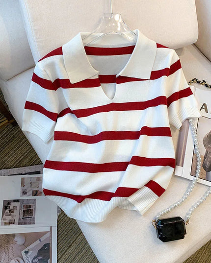 Damski sweter polo z krótkim rękawem w paski o eleganckim kroju