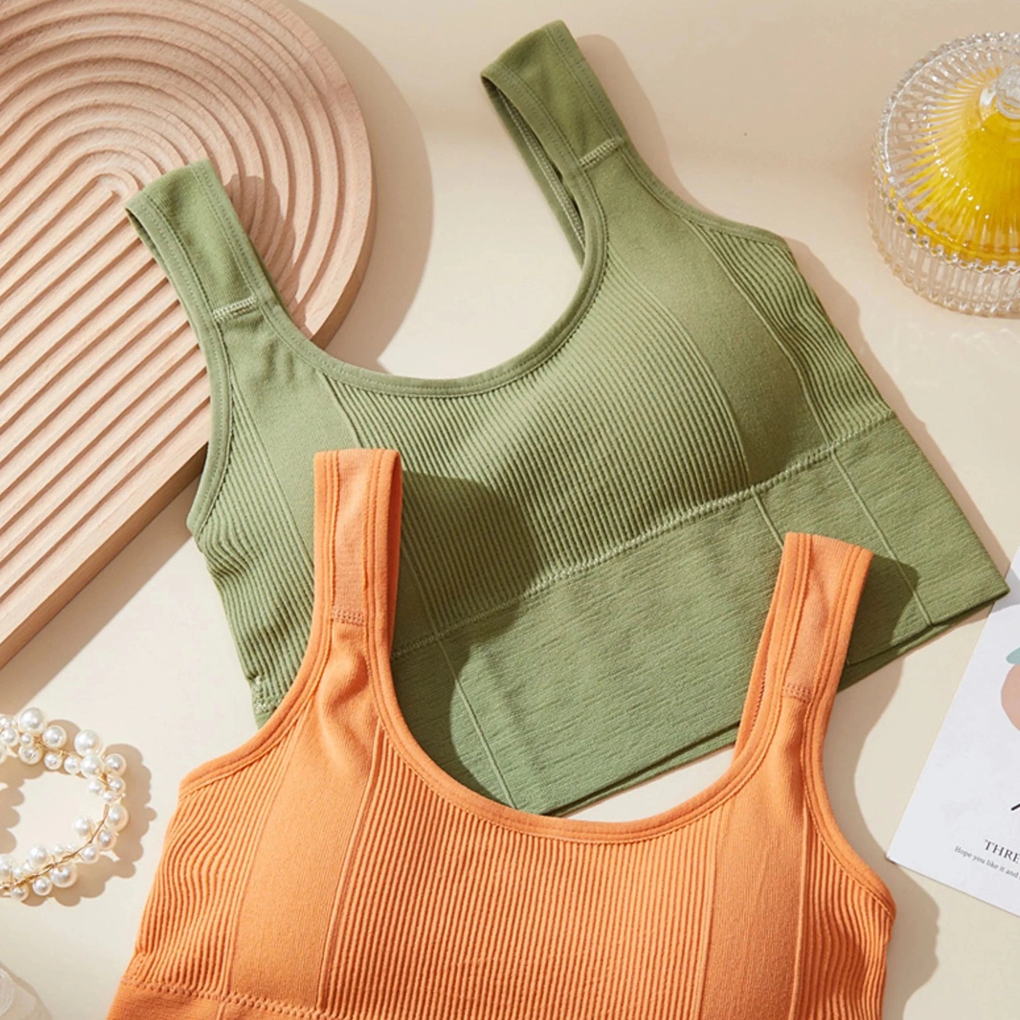 Sportowy biustonosz z przedłużanym dołem